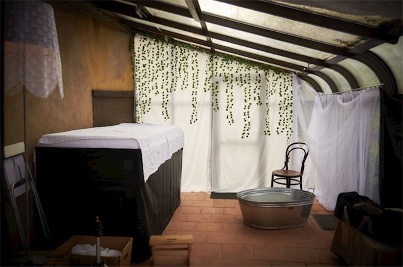 Unutrašnjost staklene kuće ispod staklenog balkona.