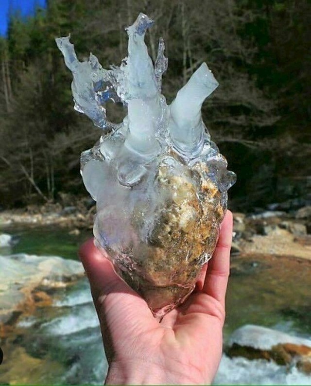 "Ova smrznuta stijena izgleda kao srce ledenog golema."