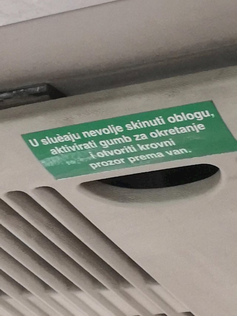 Fotografija nastala u ZET-ovom voziliu osim što je napisana polu hrvatskim jezikom, u slučaju potrebe vjerovatno bi vas potpuno zbunila.