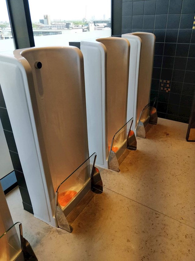 4. "Pisoari koji štite vaše cipele od prskanja."