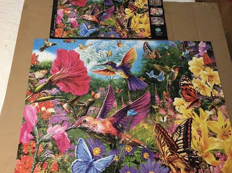 8. Slagalica s podstavom koji će sve komade slagalice držati na mjestu s ravnom površinom.