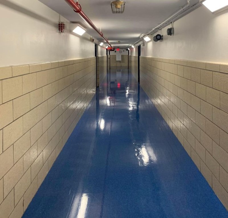 “Hodnik u školskom podrumu.”