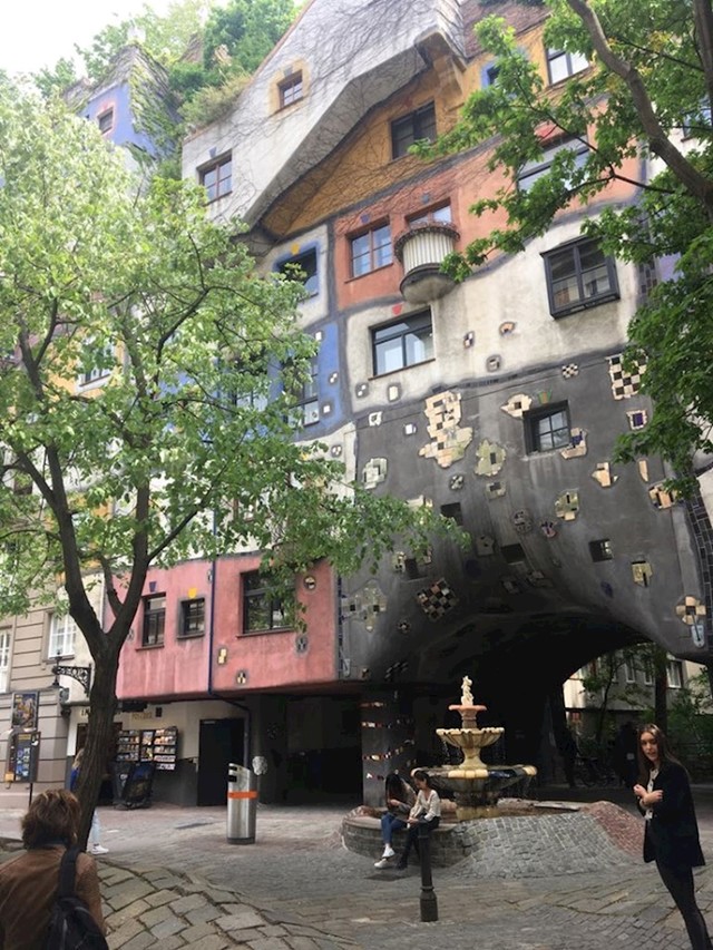 Neki kritičari ovu su zgradu proglasili kičom. No, nekim ljudima se jako svidjela i privukla ih je da žive u njoj. Ulazak u zgradu turistima nije dozvoljen, no uvijek mogu posjetiti suvenirnicu u sklopu zgrade. Kao i okolne kafiće.