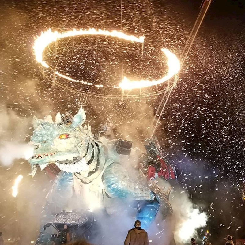 Potpuno funkcionalni zmaj može pomicati velik dio svoga tijela, a može i rigati vatru iz usta i repa.