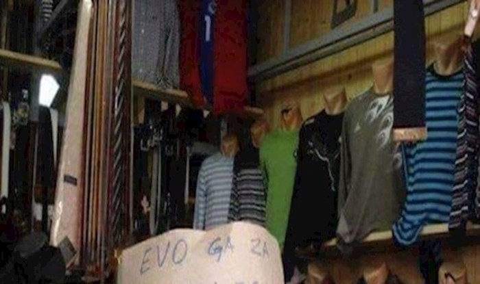 Netko je na tržnici u Hrvatskoj primijetio urnebesan način prodaje odjeće