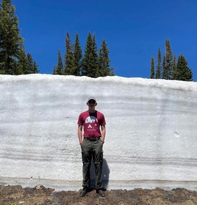 “U Wyomingu još uvijek ima velikih snježnih nanosa. Za usporedbu, ja sam visok 185 cm."