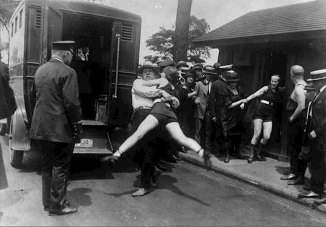 Uhićene žene zbog nošenja jednodijelnih kupaćih kostima, bez pokrivanja nogu, 1922. godina.