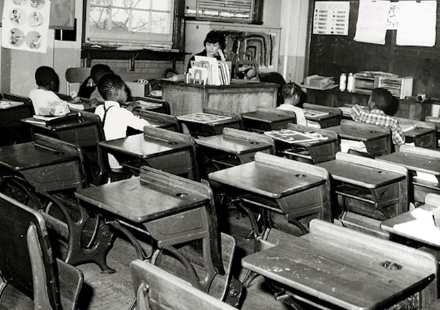 Gotovo prazna učionica nakon što su bijeli učenici odbili pohađati svoju novo desegregiranu školu, New York 1964. godine.