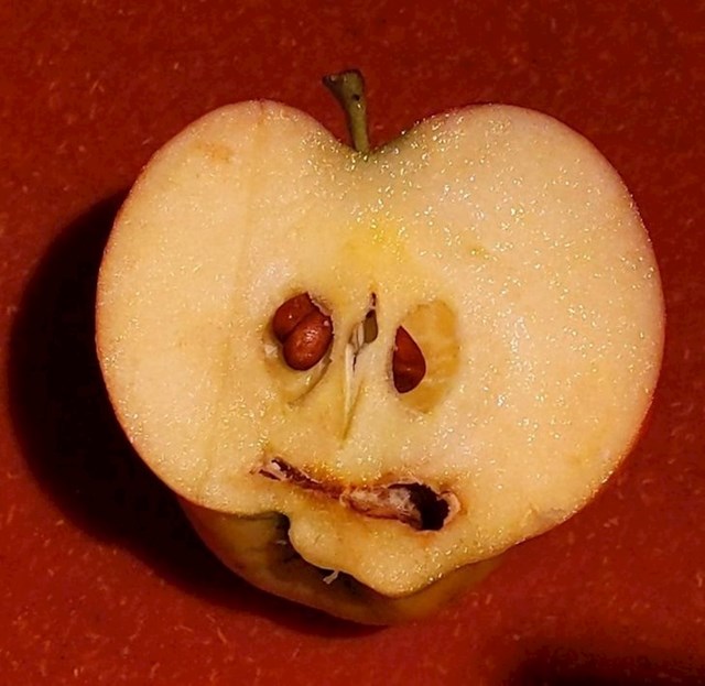 "Narezao sam jabuku i pronašao sablasno lice unutra."