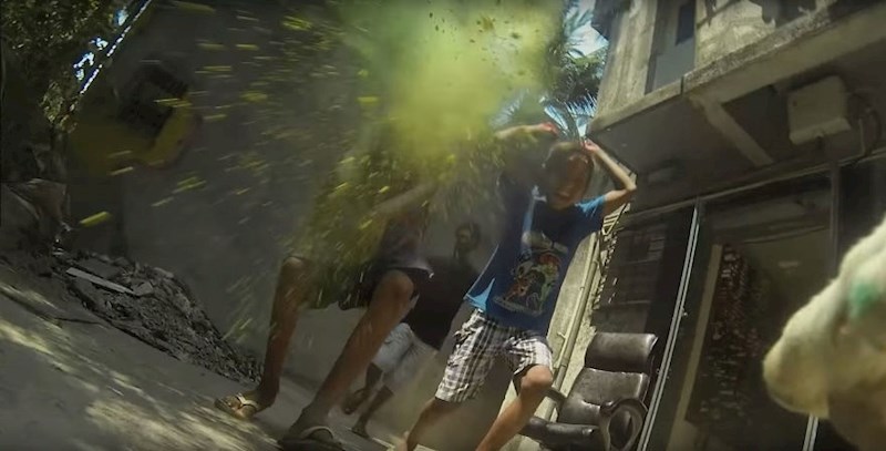 Neka djeca ga maltretiraju.