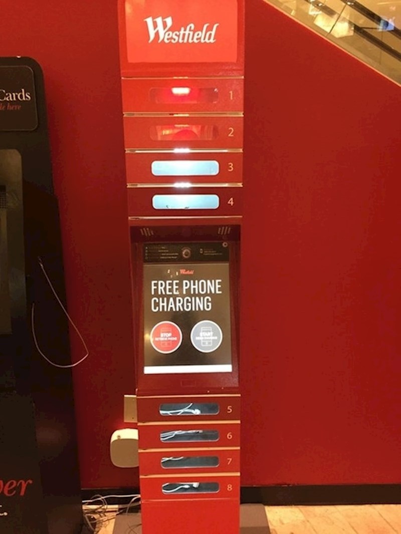 Ovaj shopping centar ima ladice za besplatno punjenje mobitela.