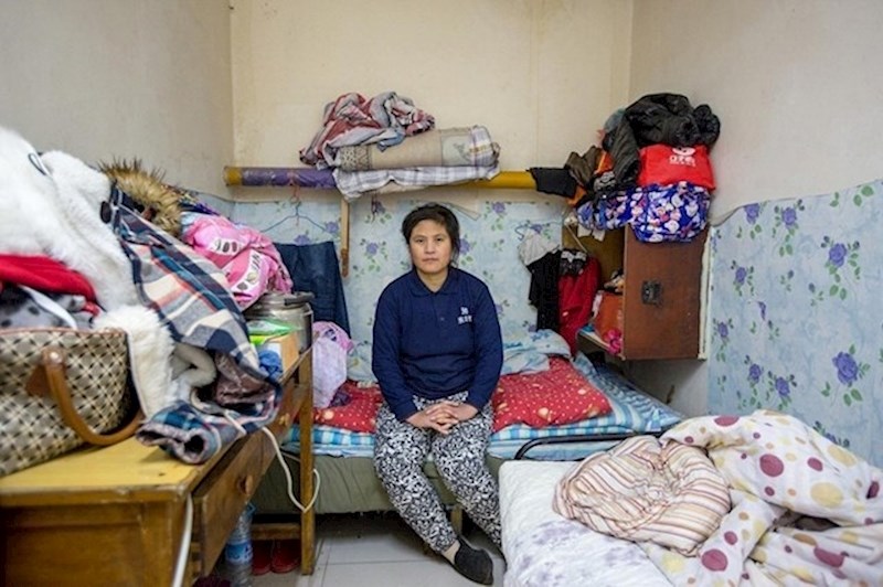 Du Xiuyan radi u restoranu gdje pravi knedle, pere posuđe i kuha juhe od tijesta.