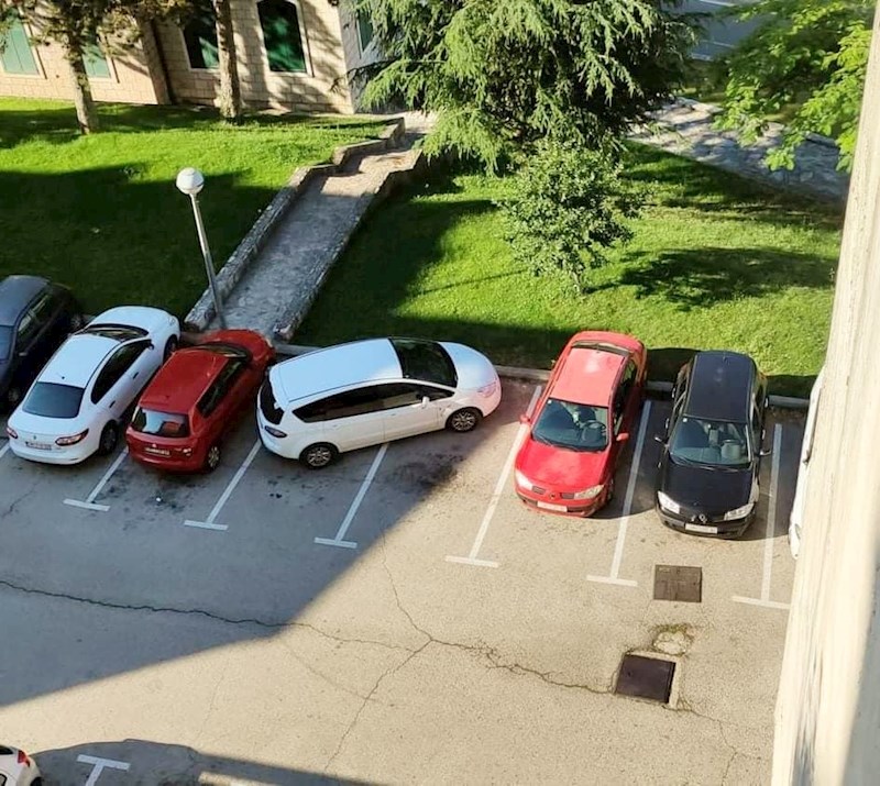 "Stao sam samo na sekundu, odmah se vraćam!"