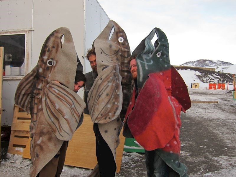 #13 Zabave u kostimima popularni su u bazama, posebno za blagdane.