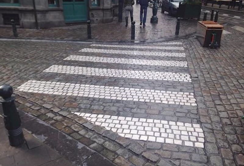 Mramorno kamenje umjesto obojanih linija u Belgiji.