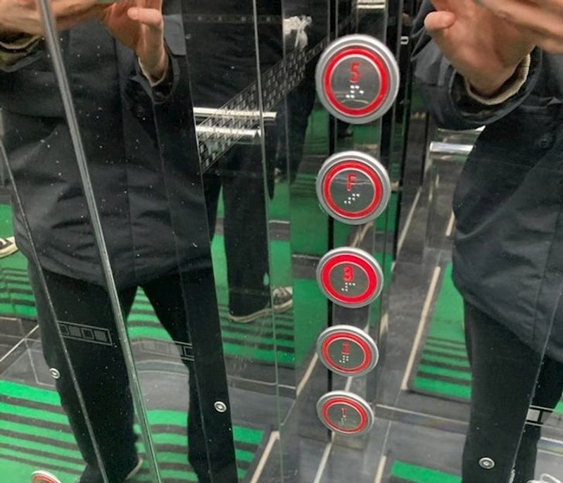 "Ova zgrada s " F " za četvrti kat umjesto broja 4 je postavljena jer se 4 smatra lošom srećom."