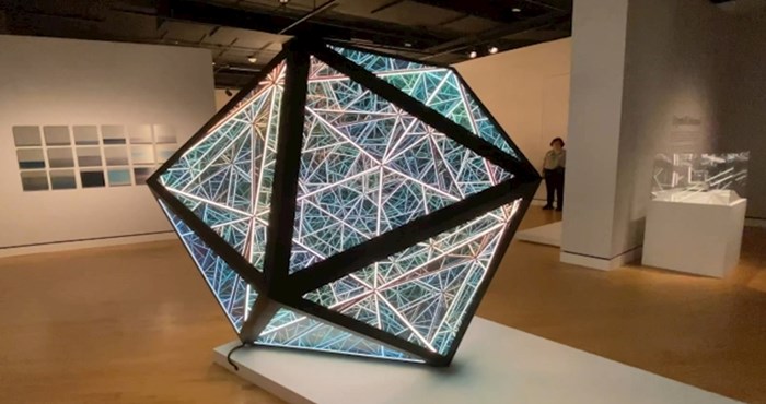 Nevjerojatna skulptura ikosaedra prozor je u drugi svijet