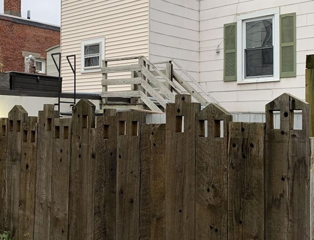 "Vrhovi ove ograde su izrezani tako da izgledaju kao obris grada."