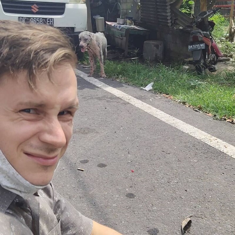 Aaron nije mogao uhvatiti psa, pa je zatražio sklonište da mu pomogne i to su i učinili.