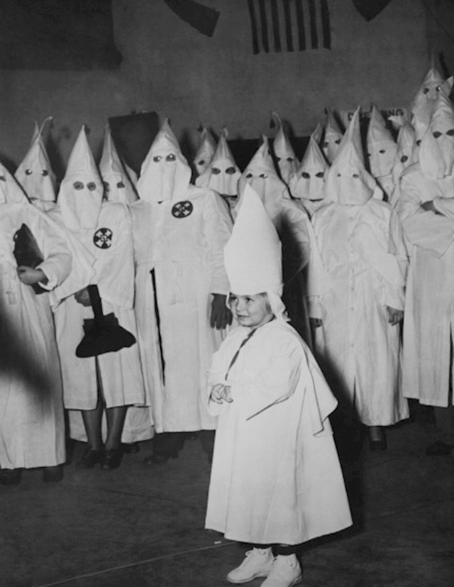 Ceremonija inicijacije Ku Klux Klana, 1900. godine.