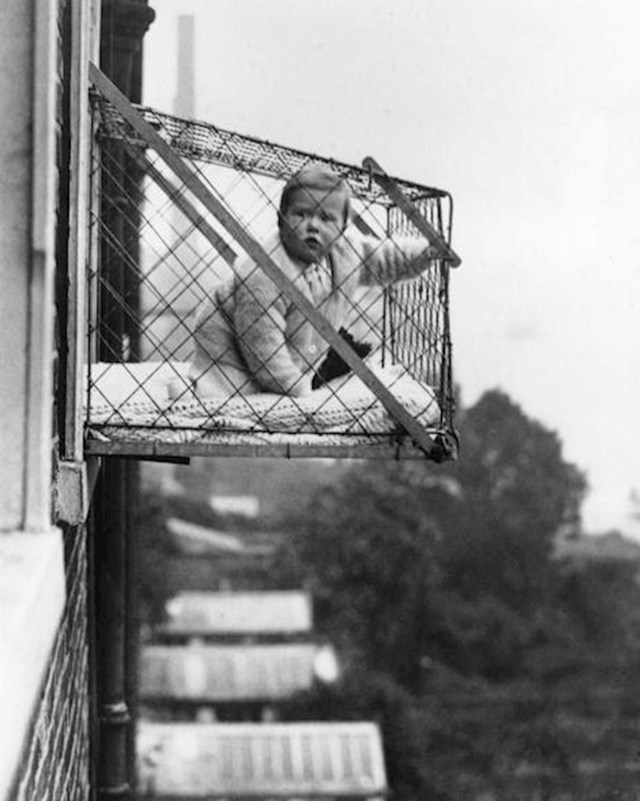 Kavez od žice koji se postavljao s vanjske strane prozora kako bi bebe mogle dobiti više svježeg zraka i sunca, 1934. godina.