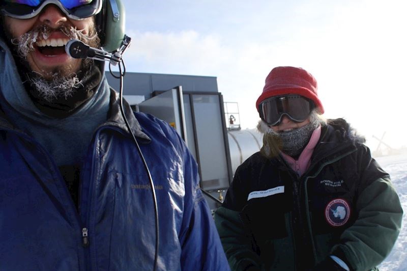 #12 2014. godine, dva istraživača pronašala su se na Tinderu, iako su ih problemi s rasporedom sprečavali da odu na spoj.