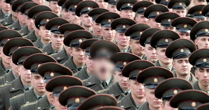 Nadamo se da ovu fotografiju nije vidio narednik ovog vojnika