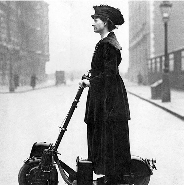 #19 Žena koja vozi romobill, rani model motornog skutera, 1916.