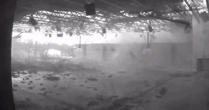 Pogledajte kako brzo tornado uništava dvoranu srednje škole