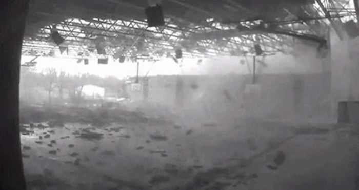 Pogledajte kako brzo tornado uništava dvoranu srednje škole