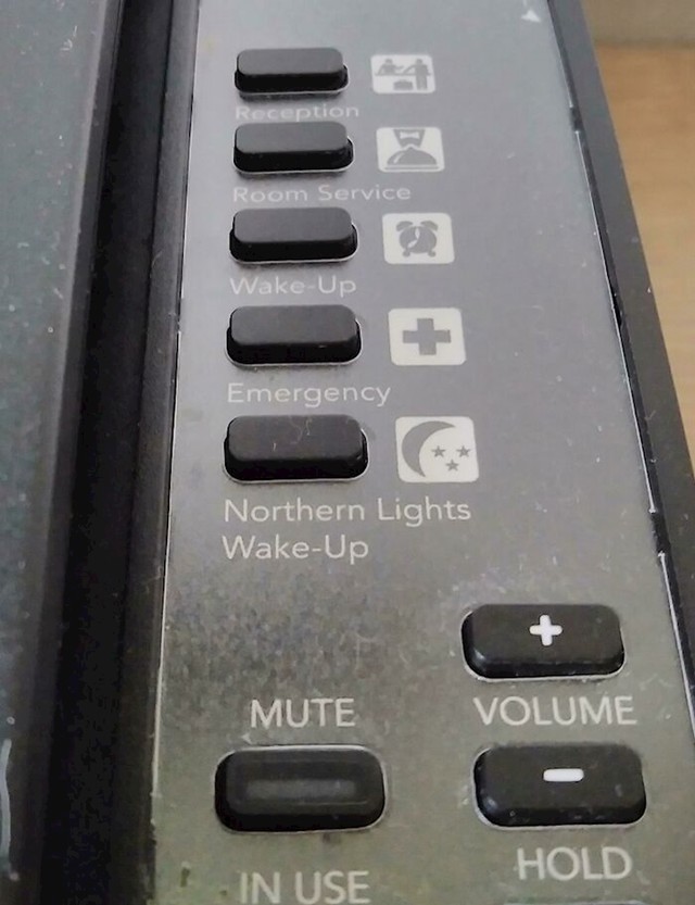 "Moj hotelski telefon na Islandu ima poseban gumb koji će vas probuditi ako na nebu ima polarne svjetlosti."