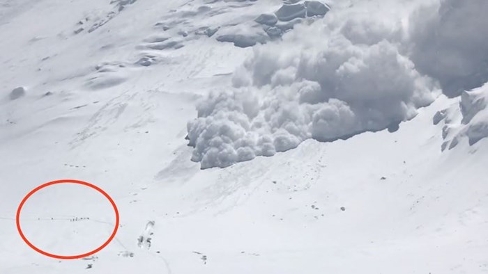 VIDEO Zastrašujuća lavina zatrpala je osam penjača tijekom uspona na Lenjinov vrh