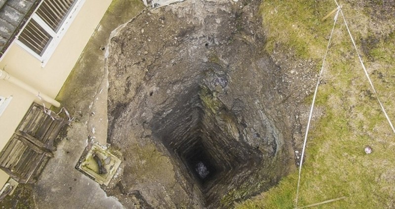 Ogroman otvor u ovom dvorištu, vodi 300 metara u dubinu u srednjovjekovno rudarsko okno