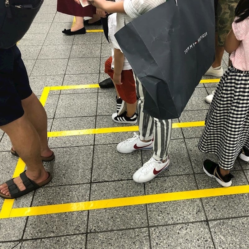 2. Prilikom pripreme za dolazak vlaka, putnici stoje uz linije koje označavaju položaj vrata svakog vlaka. Nitko nikoga ne gura i svi mirno čekaju.