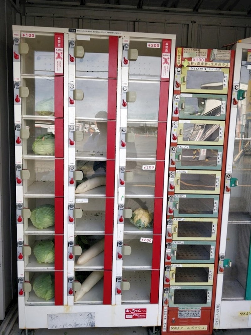 4. U Japanu postoje automati za prodaju povrća i voća.
