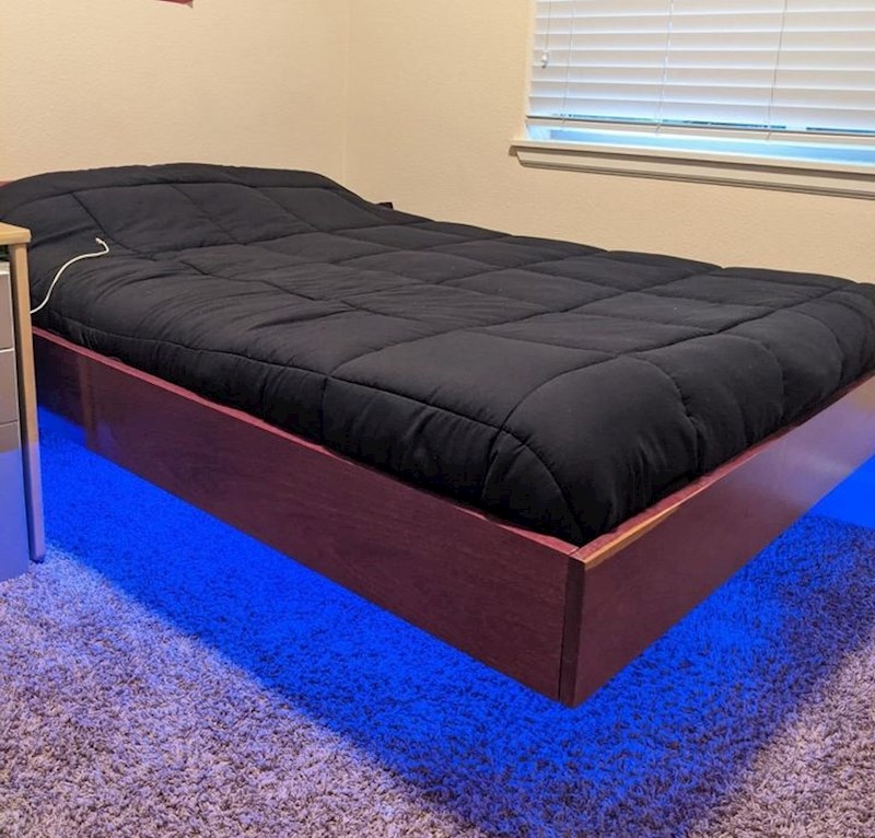 “Ovaj plutajući krevet koji je moj sin napravio za svoj novi stan.”