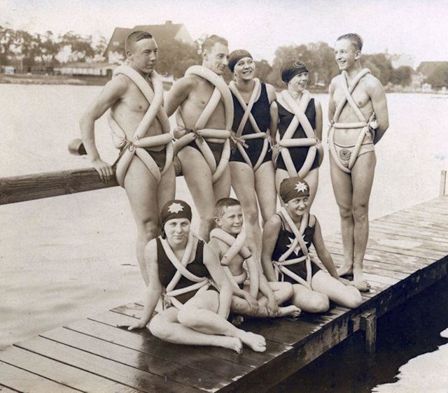 Tih godina biciklističke gume vezivale su se oko tijela i koristile kao pomoć pri plivanju. Njemačka, 1925. godine.