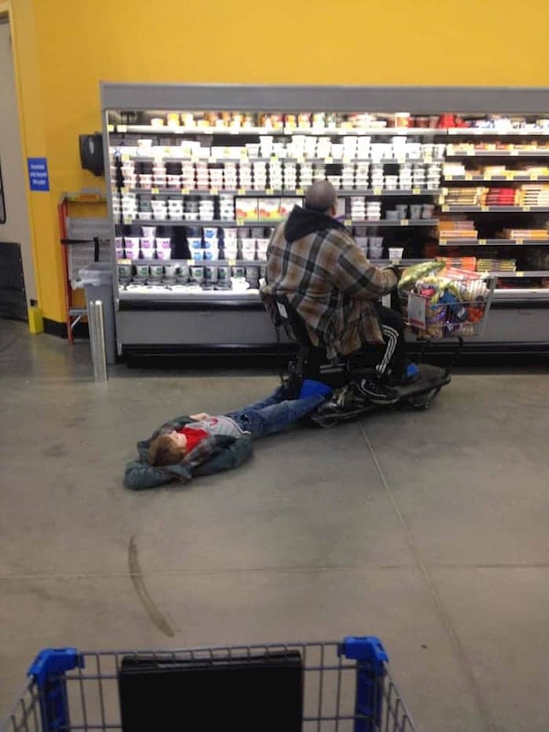 Fotografije iz prodavaonica znaju biti ekstremno zabavne, jedna od njih je i ova neriješena misterija.