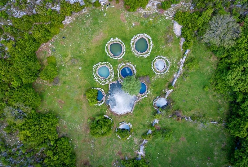 Pogledajte kako izgleda bajkovita atmosfera najmističnijih bunara Dalmatinske zagore