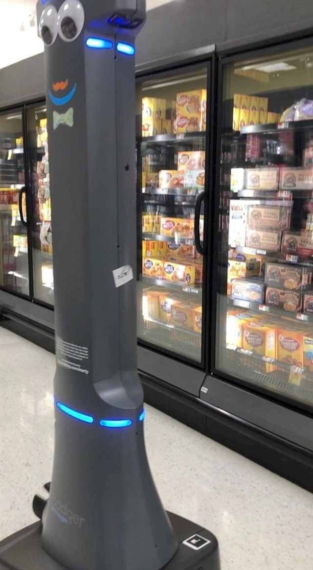 "U supermarketu naišao sam na robota za čišćenje koji luta prolazima."