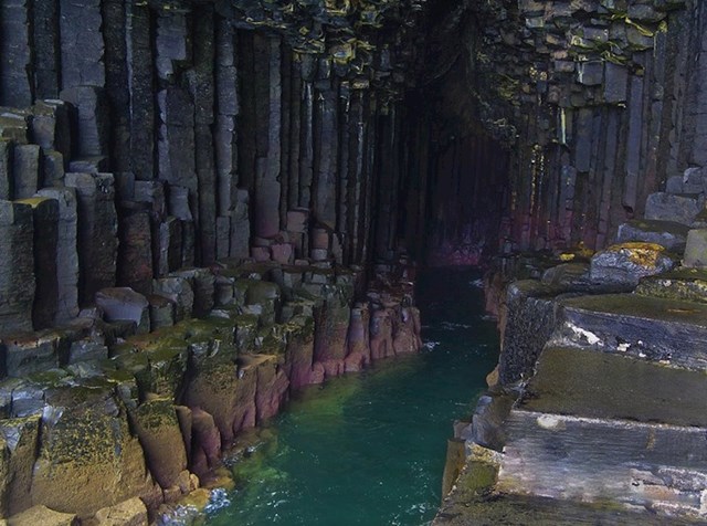 Fingalova špilja na otoku Staffa u Škotskoj.