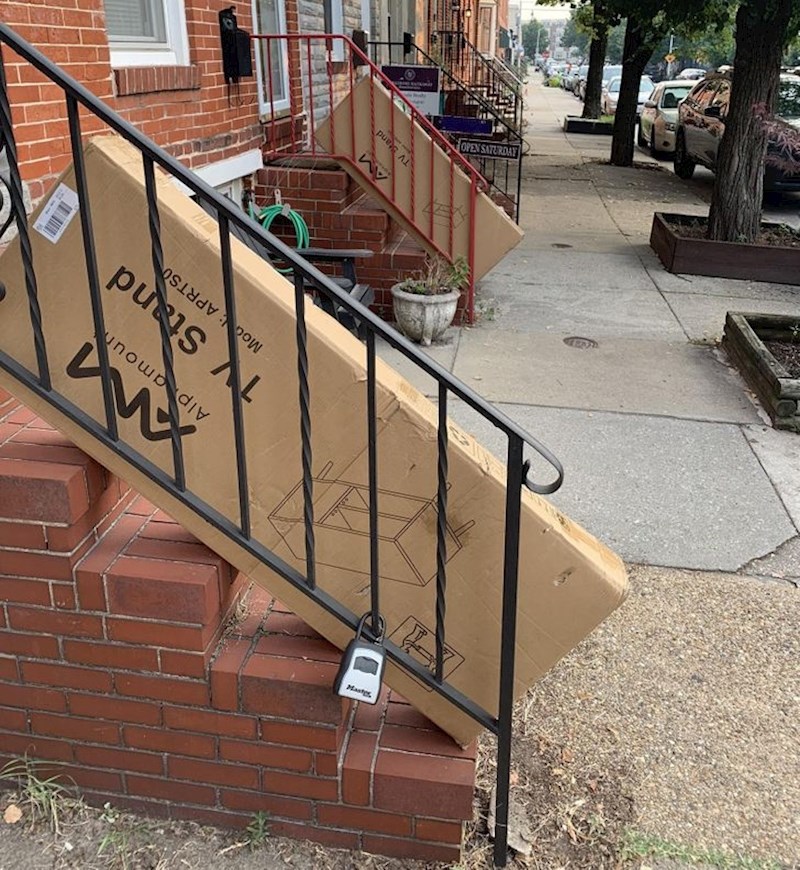 "Moj susjed (kojeg sam upravo upoznao) vraća isti stalak za televizor istog dana."