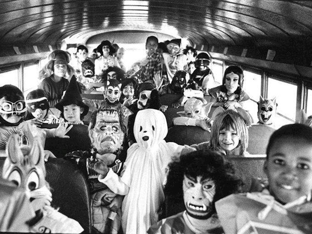 #15 Djeca odjevena za Halloween u školskom autobusu, 1980-ih