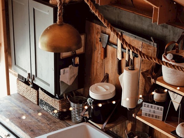 Šator se nalazi u ruralnom predgrađu, tako da obitelj može istovremeno imati pristup gradskim pogodnostima i sporijim, prirodnijim životom.