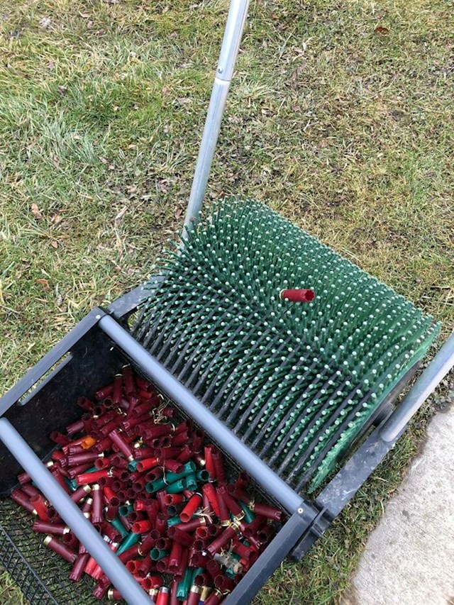 Mašina za čišćenje travnjaka koja skuplja čahure sačmarice.