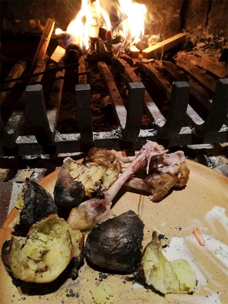 Električna peć ponekad nije radila, pa bi se moglo smatrati da je obroke pripremala kao u srednjovjekovna vremena.