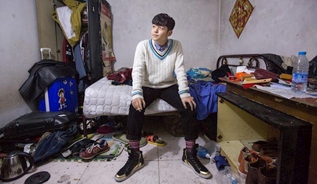 Ovo je Jing Ranming, glumac i izvođač iz Liaoninga koji sjedi u svojoj sobi u podzemnoj rezidenciji u Pekingu.