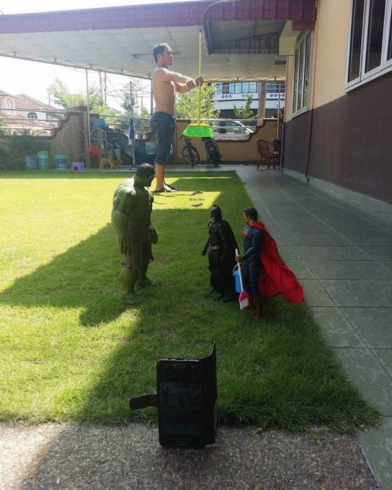 Trik je u perspektivi zbog koje izgledaju kao da su u prirodnoj veličini.