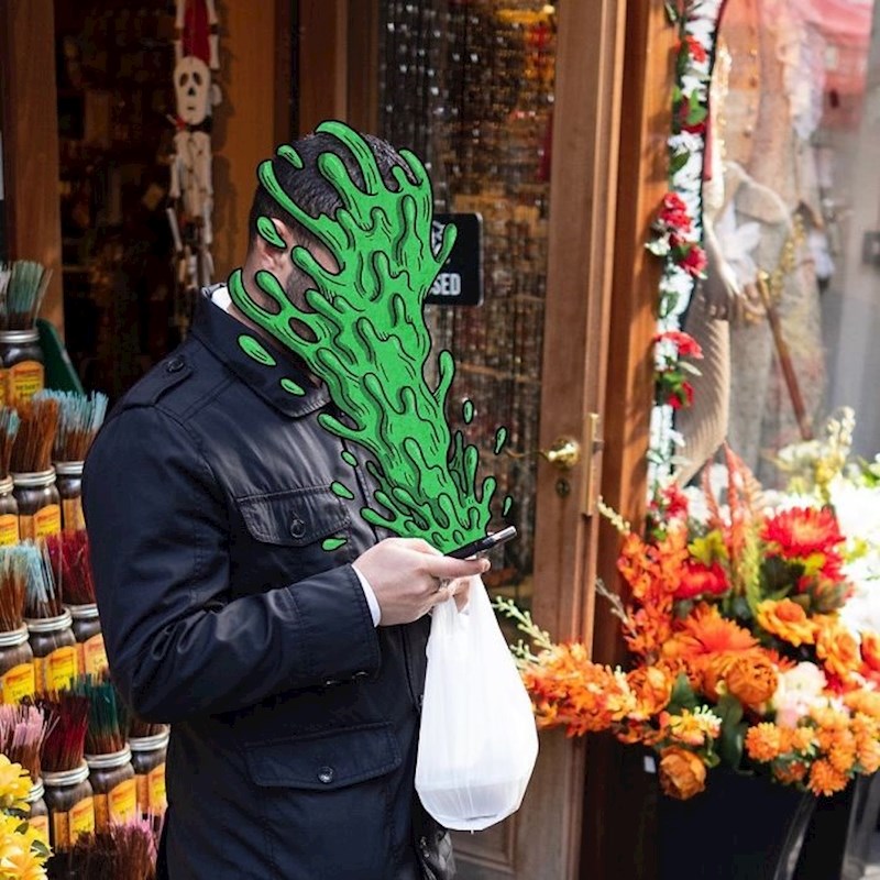 Projekt Andrewa Raea "Telefonski prijatelji" prikazuje čudovišta koja izlaze iz ekrana mobitela.