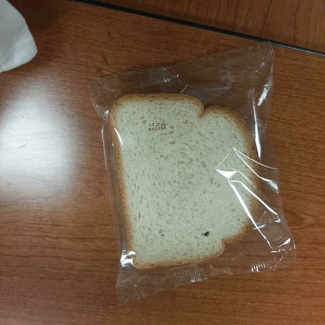"Predstavljam vam, jednu krišku kruha umotanu u plastiku."